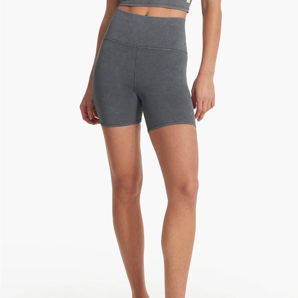 Vuori washed studio short, size XS, grey color